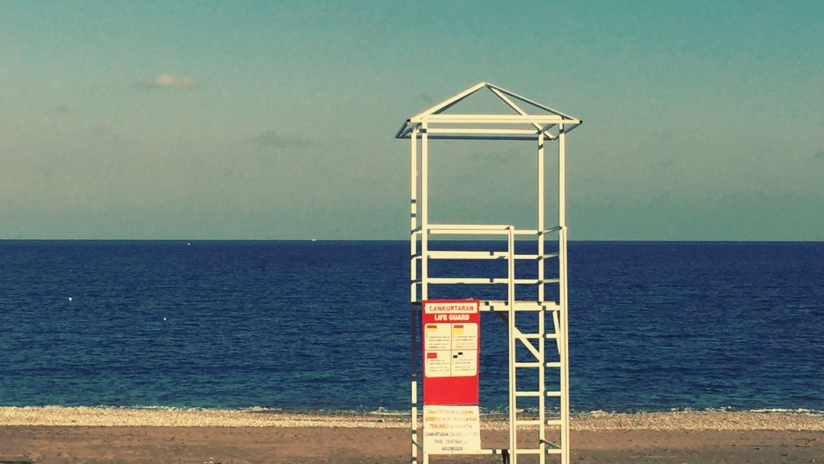 Rettungsschwimmer-Turm am Meer