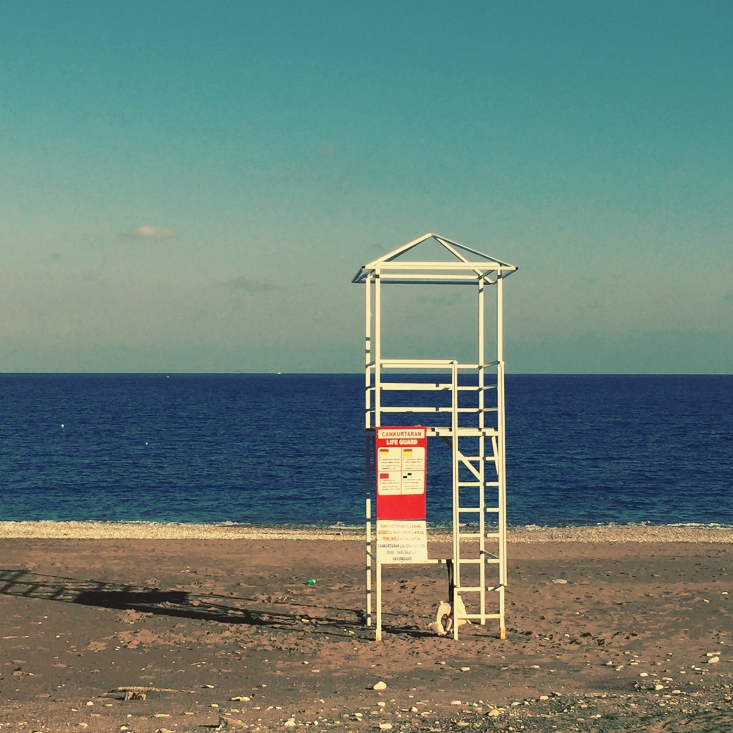Rettungsschwimmer-Turm am Meer