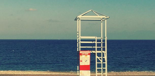Rettungsschwimmer-Turm am Meer